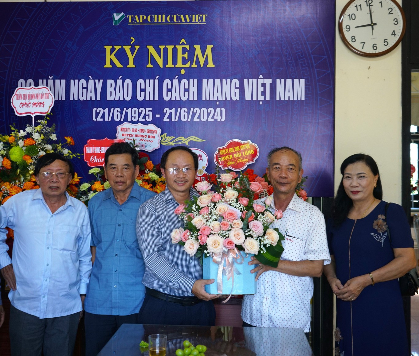 CLB Nh&agrave; b&aacute;o cao tuổi tặng hoa ch&uacute;c mừng